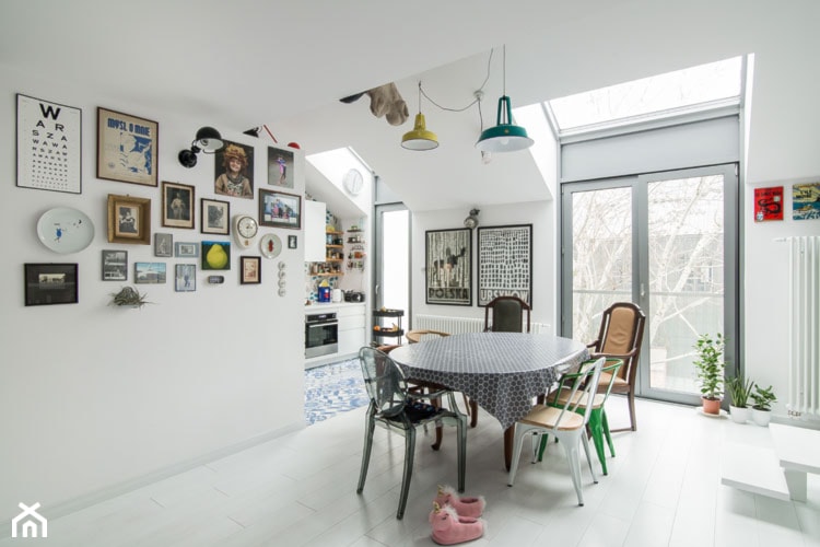 biała kuchnia, kolorowa tapeta, drewniane półki, kolorowe wnętrze, podwieszane schody, antresola, witryna, stół - zdjęcie od WOODYOU Sebastian Grabarczyk