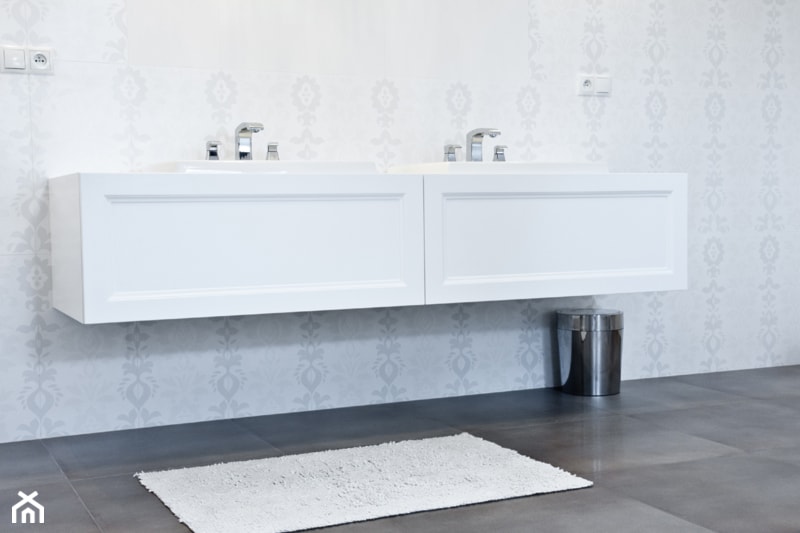 biała szafka umywalkowa podumywalkowa łazienkowa, szuflady blum, fronty ramkowe z listewkami ozdobnymi - zdjęcie od WOODYOU Sebastian Grabarczyk