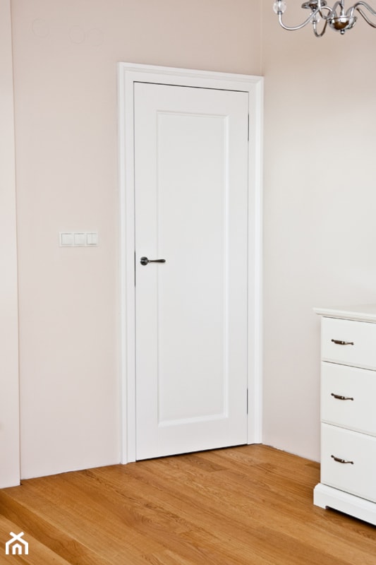 drzwi klasyczne białe, drzwi kasetonowe, zamek magnetyczny, zawiasy kryte tectus, listewki profilowane ozdobne, dębowe schody i białe balustrady - zdjęcie od WOODYOU Sebastian Grabarczyk