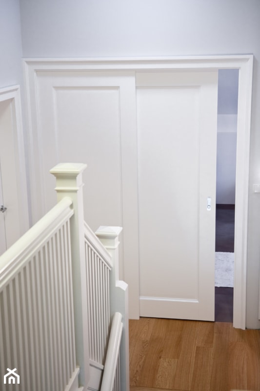 duże drzwi przesuwne białe, drzwi kasetonowe, schody i balustrady - zdjęcie od WOODYOU Sebastian Grabarczyk