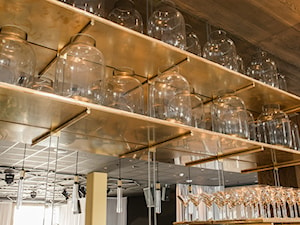 bar, lada, półki mosiężne oraz lustra, półka na kieliszki - zdjęcie od WOODYOU Sebastian Grabarczyk