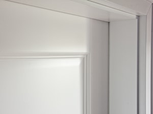 drzwi klasyczne białe, drzwi kasetonowe, zamek magnetyczny, zawiasy kryte tectus, listewki profilowane ozdobne - zdjęcie od WOODYOU Sebastian Grabarczyk