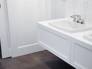 biała szafka umywalkowa podumywalkowa łazienkowa, szuflady blum, fronty ramkowe z listewkami ozdobnymi - zdjęcie od WOODYOU Sebastian Grabarczyk