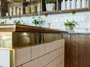 drewniane szafki i drewniane półki dębowe, drewniany bar i mosiężne blaty - zdjęcie od WOODYOU Sebastian Grabarczyk