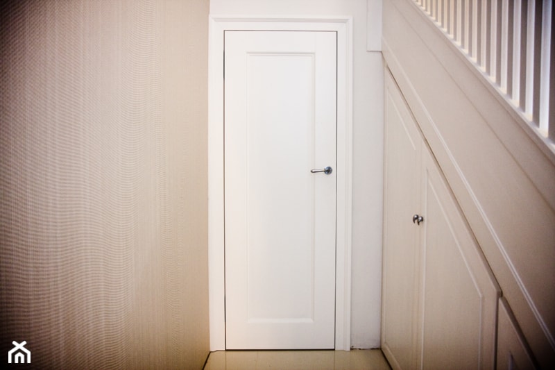 drzwi klasyczne białe, drzwi kasetonowe, zamek magnetyczny, zawiasy kryte tectus, listewki profilowane ozdobne, dębowe schody i białe balustrady - zdjęcie od WOODYOU Sebastian Grabarczyk