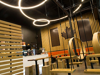 Restauracja w francuskim mieście - panele ścienne ażurowe z  lameli drewnianych