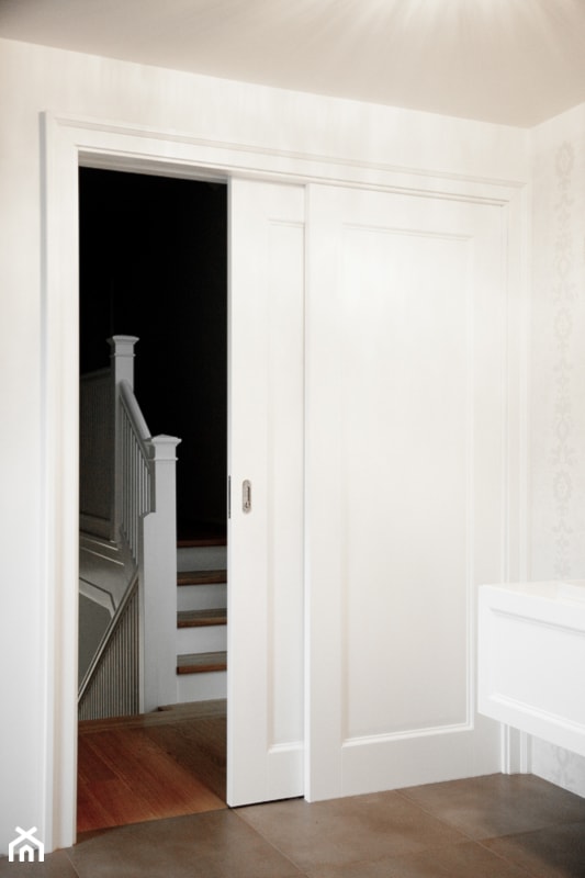 duże drzwi przesuwne białe, drzwi kasetonowe, schody i balustrady - zdjęcie od WOODYOU Sebastian Grabarczyk