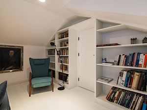 biblioteka, regał na książki, półki otwarte, biała zabudowa, białe drzwi - zdjęcie od WOODYOU Sebastian Grabarczyk