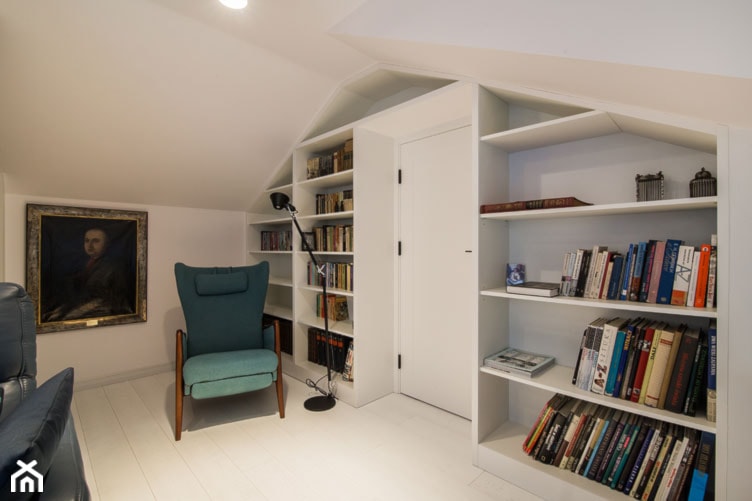 biblioteka, regał na książki, półki otwarte, biała zabudowa, białe drzwi - zdjęcie od WOODYOU Sebastian Grabarczyk