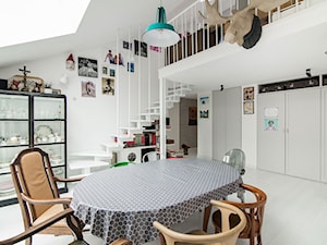 białe schody, podwieszane schody, antresola, witryna, stół, szafa wnękowa - zdjęcie od WOODYOU Sebastian Grabarczyk
