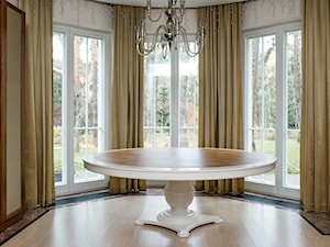 Klasyczne wnętrze domu w Józefowie - Salon, styl tradycyjny - zdjęcie od WOODYOU Sebastian Grabarczyk
