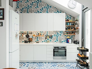 biała kuchnia, kolorowa tapeta, drewniane półki, kolorowe wnętrze - zdjęcie od WOODYOU Sebastian Grabarczyk