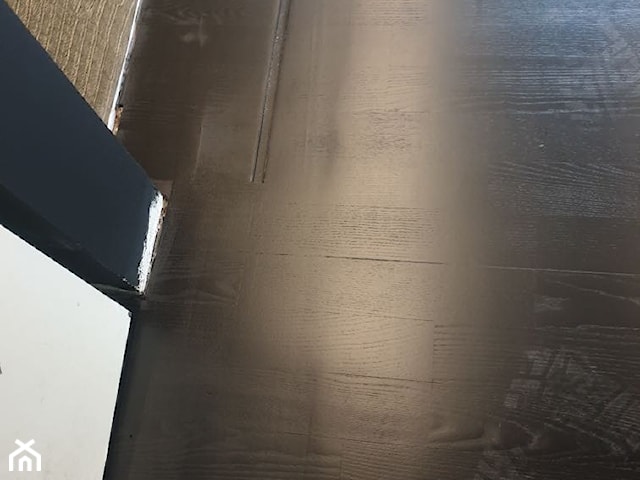 Deski jesionowe pokryte czarną farbą- zmiana 