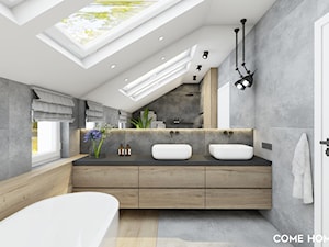 Łazienka z wanną i prysznicem na poddaszu. - zdjęcie od COME HOME architects