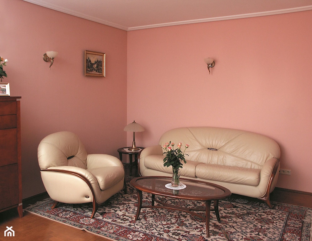 różowe ściany w salonie