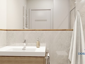Łazienka z dużym lustrem - zdjęcie od Projektowanie wnętrz Dobry Plan