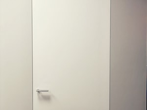 Wysokie drzwi ukryte akrylowe z nadstawką - zdjęcie od Sekret Drzwi