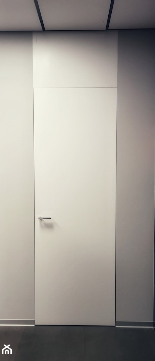 Wysokie drzwi ukryte akrylowe z nadstawką - zdjęcie od Sekret Drzwi