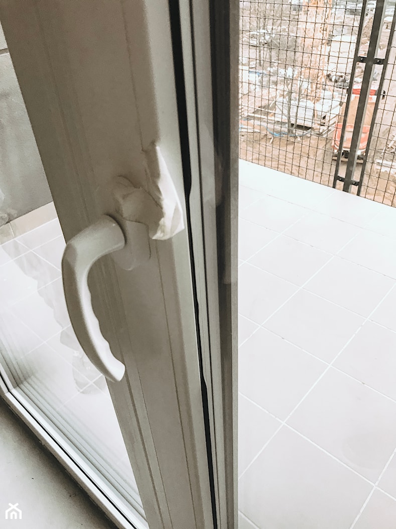Drzwi balkonowe z wciśniętą uszczelką - zdjęcie od Odbiór mieszkania - Homebook
