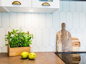 Mieszkanie w Kołobrzegu 01 - Mała zamknięta z kamiennym blatem biała z zabudowaną lodówką kuchnia jednorzędowa, styl tradycyjny - zdjęcie od JSM Architektura Wnętrz