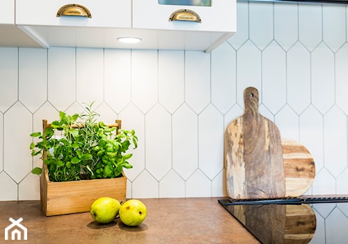 Mieszkanie w Kołobrzegu 01 - Mała zamknięta z kamiennym blatem biała z zabudowaną lodówką kuchnia jednorzędowa, styl tradycyjny - zdjęcie od JSM Architektura Wnętrz
