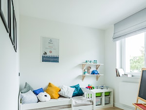Mieszkanie w Kołobrzegu 02 - Średni biały pokój dziecka dla dziecka dla chłopca dla dziewczynki, styl nowoczesny - zdjęcie od JSM Architektura Wnętrz