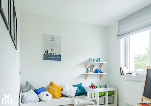 Mieszkanie w Kołobrzegu 02 - Średni biały pokój dziecka dla dziecka dla chłopca dla dziewczynki, styl nowoczesny - zdjęcie od JSM Architektura Wnętrz