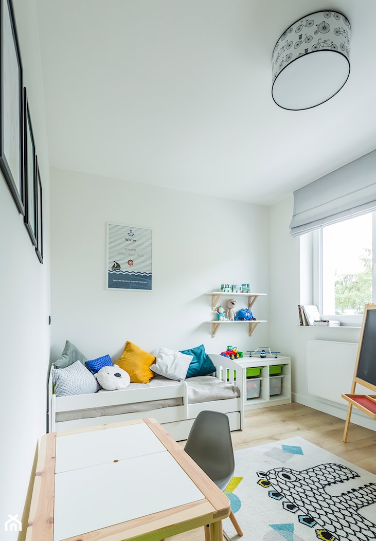 Mieszkanie w Kołobrzegu 02 - Średni biały pokój dziecka dla dziecka dla chłopca dla dziewczynki, styl nowoczesny - zdjęcie od JSM Architektura Wnętrz - Homebook