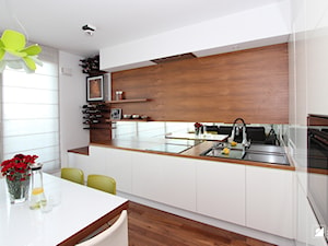 Apartament w Warszawie - Średnia otwarta zamknięta biała z zabudowaną lodówką z nablatowym zlewozmywakiem kuchnia w kształcie litery l, styl nowoczesny - zdjęcie od JSM Architektura Wnętrz