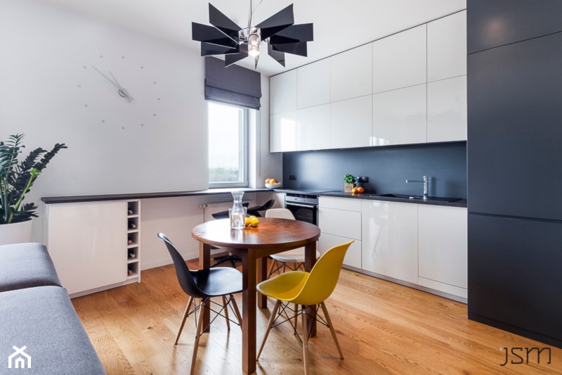 Mieszkanie w Poznaniu 01 - Mała z salonem biała czarna z zabudowaną lodówką z podblatowym zlewozmywakiem kuchnia w kształcie litery l z kompozytem na ścianie nad blatem kuchennym, styl nowoczesny - zdjęcie od JSM Architektura Wnętrz