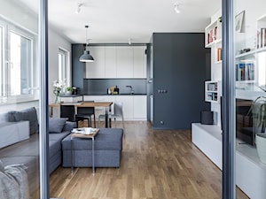 Mieszkanie w Poznaniu 02 - Średni biały szary salon z kuchnią z jadalnią z tarasem / balkonem, styl minimalistyczny - zdjęcie od JSM Architektura Wnętrz