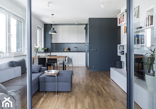 Mieszkanie w Poznaniu 02 - Średni biały szary salon z kuchnią z jadalnią z tarasem / balkonem, styl minimalistyczny - zdjęcie od JSM Architektura Wnętrz