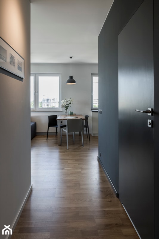 Mieszkanie w Poznaniu 02 - Mały biały czarny hol / przedpokój, styl minimalistyczny - zdjęcie od JSM Architektura Wnętrz