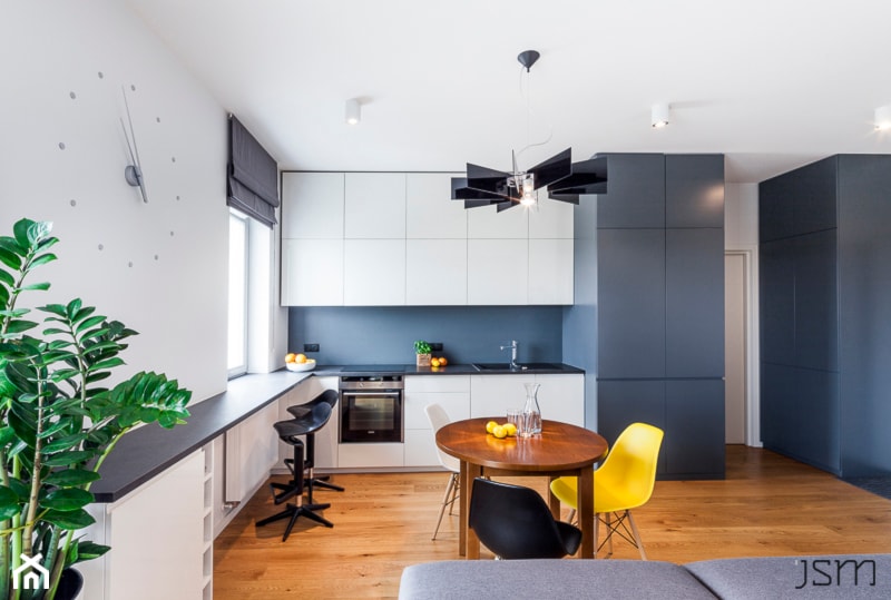 Mieszkanie w Poznaniu 01 - Mała otwarta z salonem biała szara z zabudowaną lodówką z nablatowym zlewozmywakiem kuchnia jednorzędowa, styl nowoczesny - zdjęcie od JSM Architektura Wnętrz