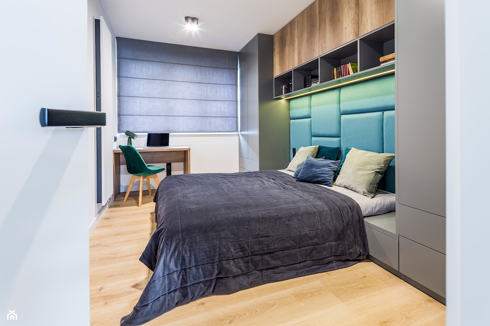 Mieszkanie w Kołobrzegu 02 - Średnia biała z biurkiem sypialnia, styl nowoczesny - zdjęcie od JSM Architektura Wnętrz - Homebook