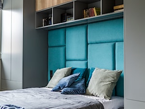 Mieszkanie w Kołobrzegu 02 - Średnia niebieska szara sypialnia, styl nowoczesny - zdjęcie od JSM Architektura Wnętrz