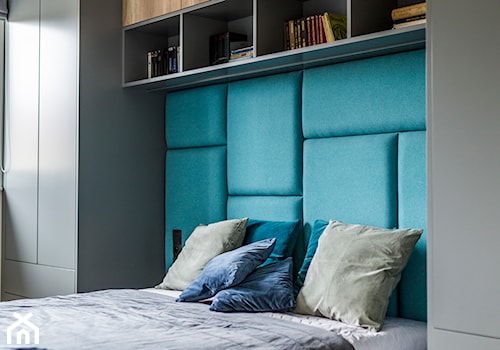Mieszkanie w Kołobrzegu 02 - Średnia niebieska szara sypialnia, styl nowoczesny - zdjęcie od JSM Architektura Wnętrz