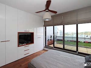 Apartament w Warszawie - Duża biała sypialnia z balkonem / tarasem, styl nowoczesny - zdjęcie od JSM Architektura Wnętrz