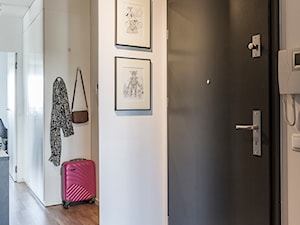Mieszkanie w Poznaniu 02 - Mały z wieszakiem biały hol / przedpokój, styl minimalistyczny - zdjęcie od JSM Architektura Wnętrz