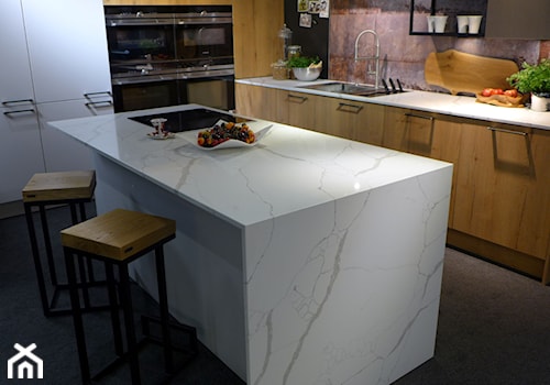 Kuchnia z drewnianymi frontami i blatem calacatta silva - ekspozycja salon Home Concept - zdjęcie od Kuchnie Nolte Warszawa