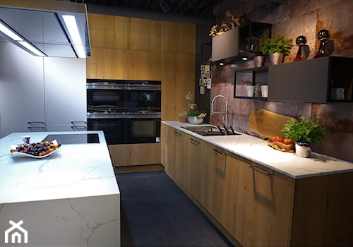 Kuchnia z drewnianymi frontami i blatem calacatta silva - ekspozycja salon Home Concept - zdjęcie od Kuchnie Nolte Warszawa