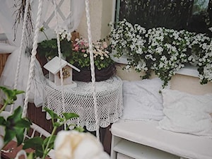 Mój balkon - Mały z donicami na kwiaty z huśtawką taras z przodu domu z tyłu domu, styl vintage - zdjęcie od wesolutka