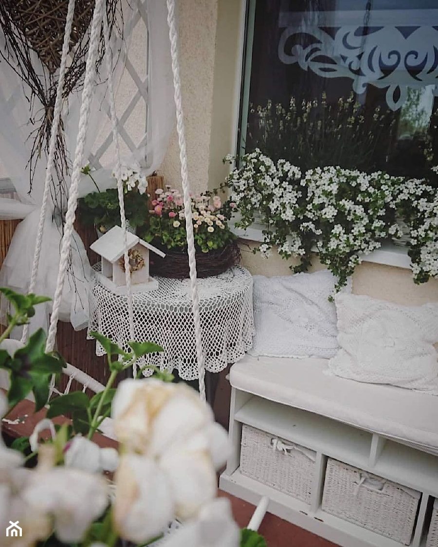 Mój balkon - Mały z donicami na kwiaty z huśtawką taras z przodu domu z tyłu domu, styl vintage - zdjęcie od wesolutka