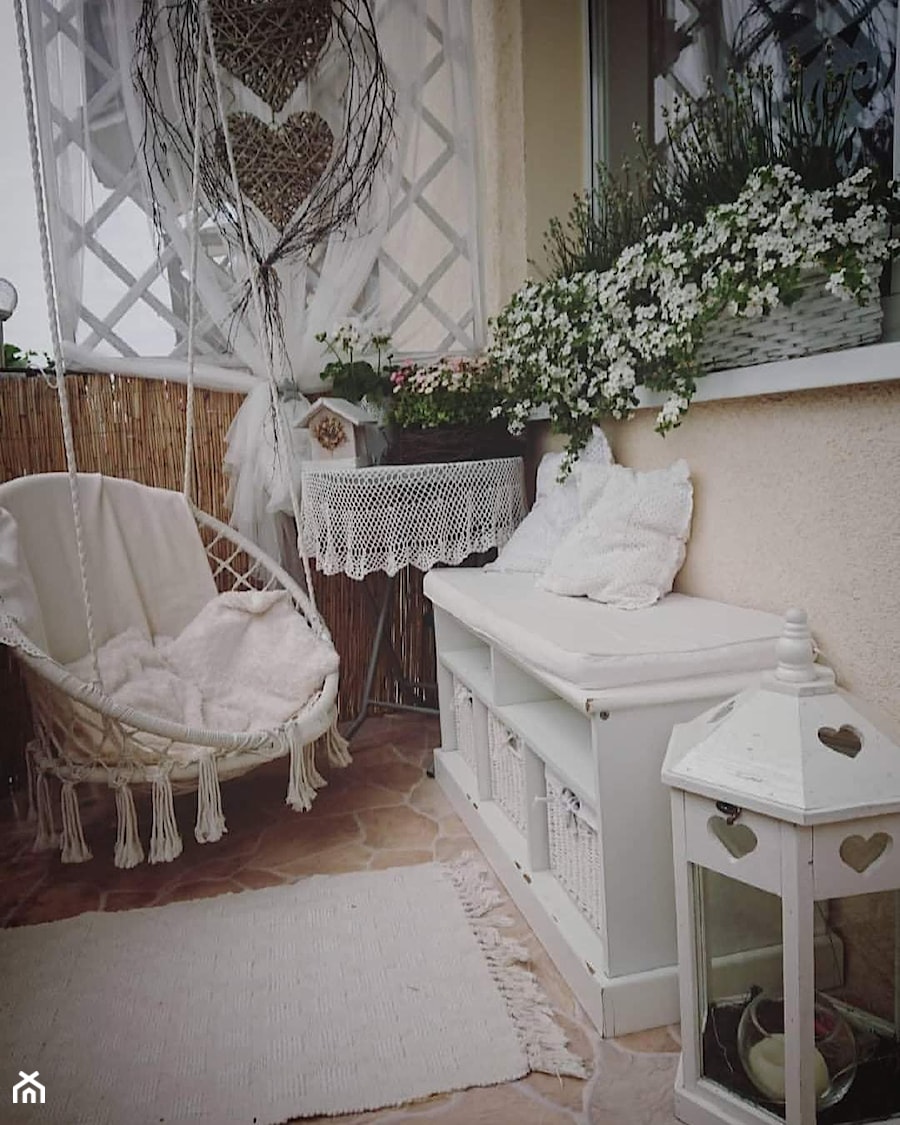 Mój balkon - Mały z fotelem wiszącym taras z tyłu domu, styl vintage - zdjęcie od wesolutka