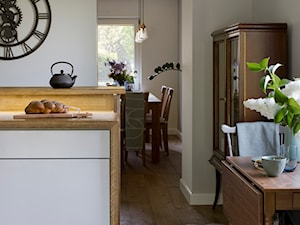 Kuchnia ze skrzypiącą podłogą - Mała otwarta szara kuchnia jednorzędowa, styl industrialny - zdjęcie od Monika Design Monika Ruta-Zygiel