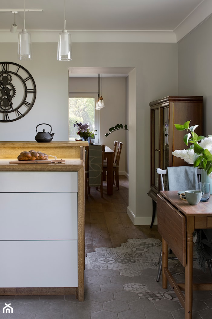Kuchnia ze skrzypiącą podłogą - Mała otwarta szara kuchnia jednorzędowa, styl industrialny - zdjęcie od Monika Design Monika Ruta-Zygiel - Homebook