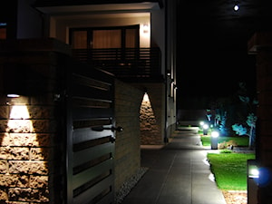 oświetlenie nocne nowoczesnego domu - zdjęcie od Studio Projektowe Łowicz
