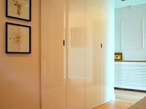 korytarz z szafą wnękową - zdjęcie od Studio Projektowe Łowicz