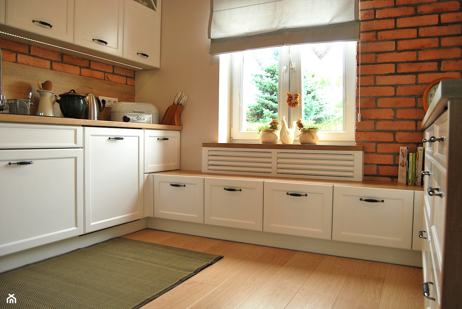 kuchnia z siedziskiem pod oknem - zdjęcie od Studio Projektowe Łowicz - Homebook