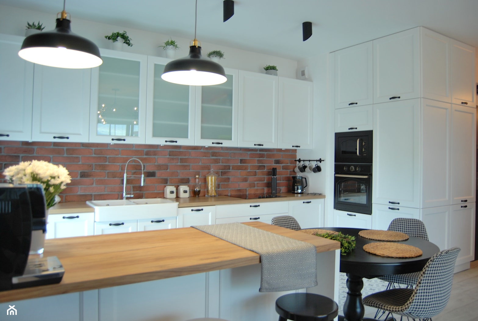 biała kuchnia z cegłą - zdjęcie od Studio Projektowe Łowicz - Homebook